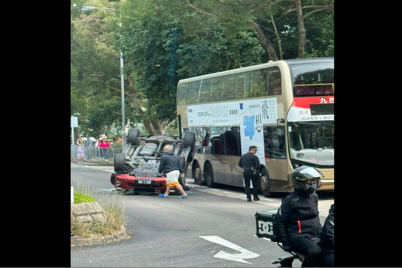 私家車大網仔路撞巴士反肚 司機乘客自行爬出車 (@fb香港突發事故報料區/Bosco Chu圖片)