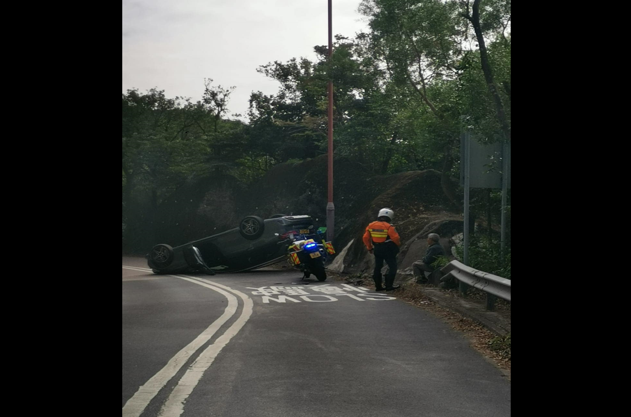 石澳道私家車撞山坡 司機輕傷送院(@fb香港突發事故報料區/Bosco Chu圖片)