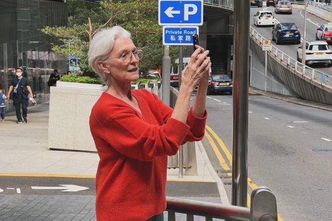Tesla｜馬斯克母親訪香港旅遊行半山　Maye驚嘆香港「周街都Tesla」。(X／Maye Musk)