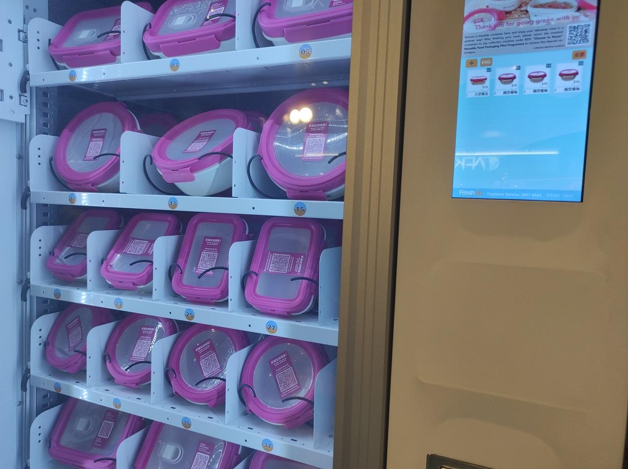 借用機內有4個大小的餐盒供選擇，不論大小都需要付上10元按金。(李朗僑攝)