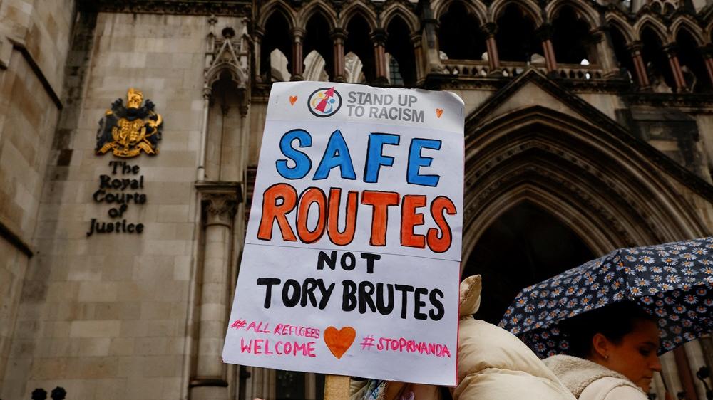 英國擬增加條款滿足法院解決移送難民到盧旺達的疑慮。(路透社)