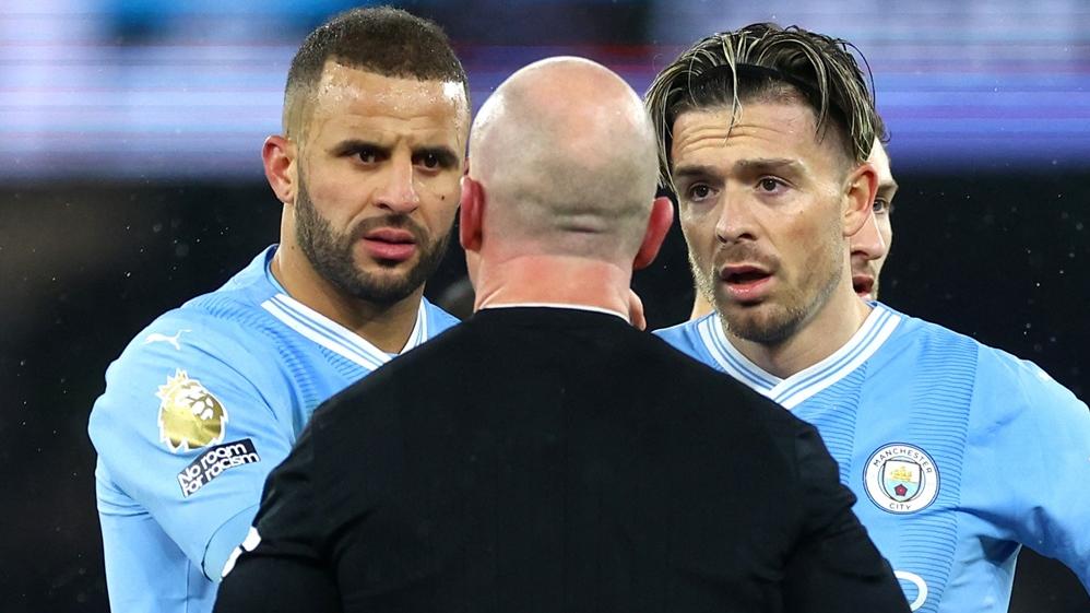 曼城球員在對熱刺的比賽，向球證抗議被指控。(路透社)