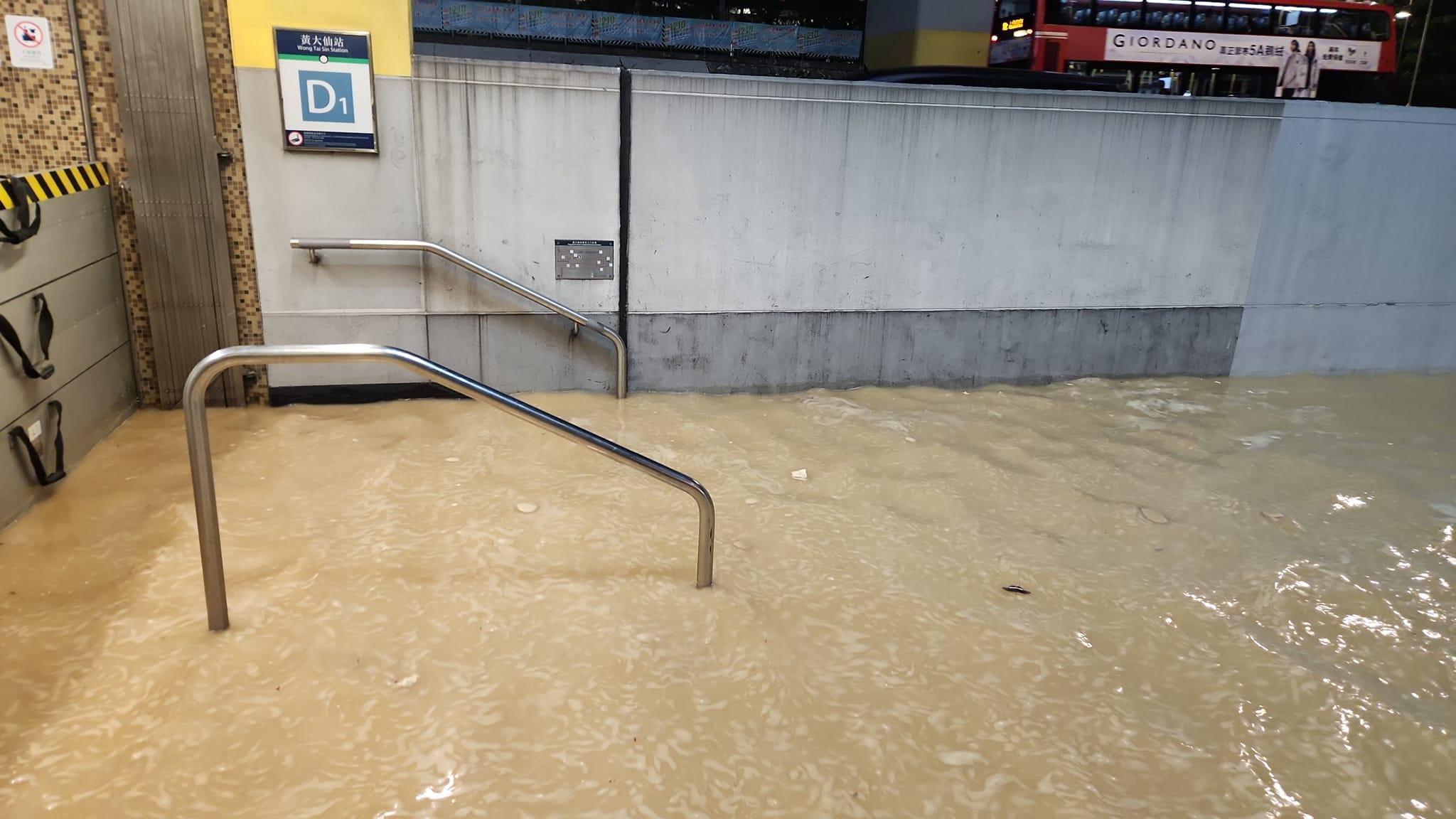 東九龍居民委員會FACEBOOK表示，黃大仙中心南館對出懷疑水管爆裂，導致附近行人路面水浸及路陷，現時黃大仙港鐵站D1 出口暫時封閉，東九龍居民委員會團隊已即時向政府反映及跟進最新狀況。