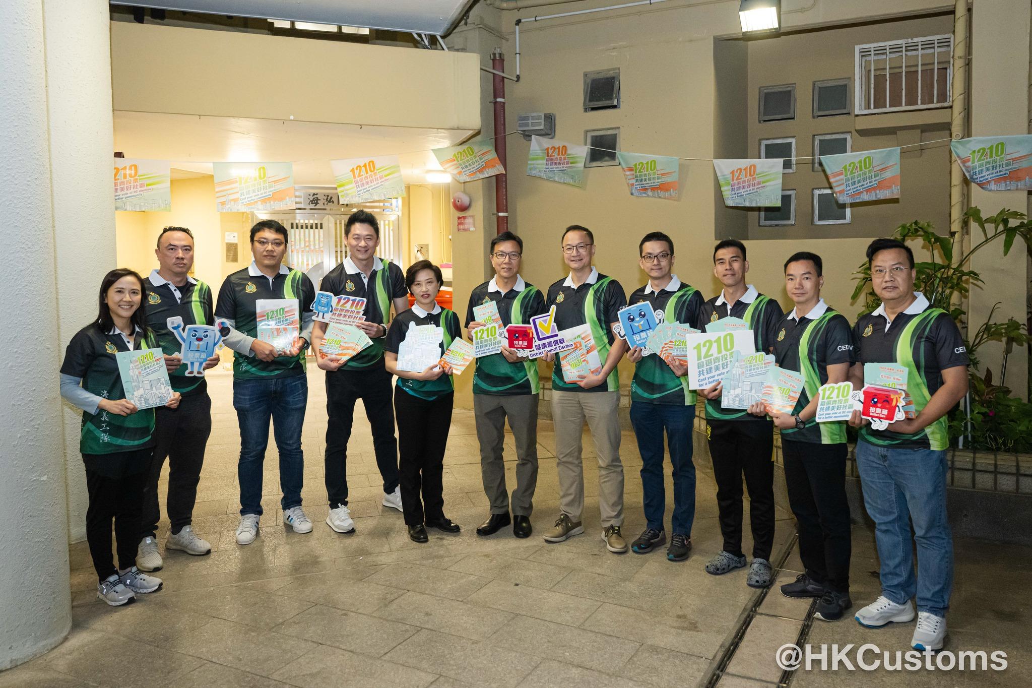 區議會選舉2023｜海關副關長於紀律部隊宿舍派傳單 籲投票日一早投票(@fb香港海關 Hong Kong Customs圖片)