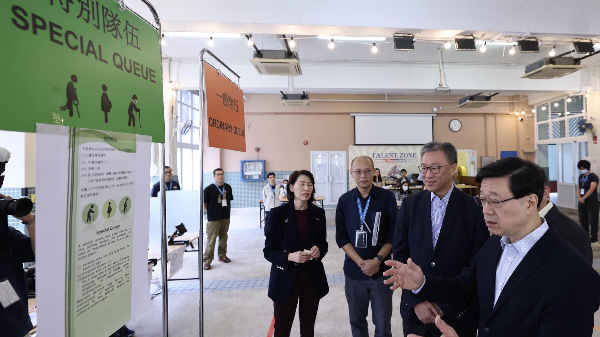 區議會選舉2023｜李家超巡視杏花邨票站　指對票站運作暢順充滿信心