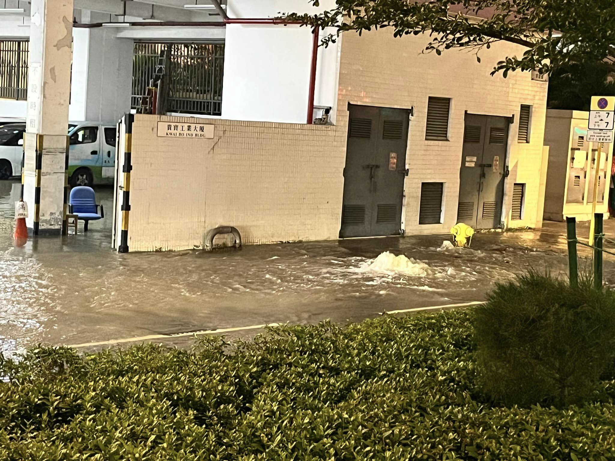 黃竹坑香葉道爆水管 積水湧入鄰近工廈 (@fb民建聯南區支部 DAB Southern Branch圖片)