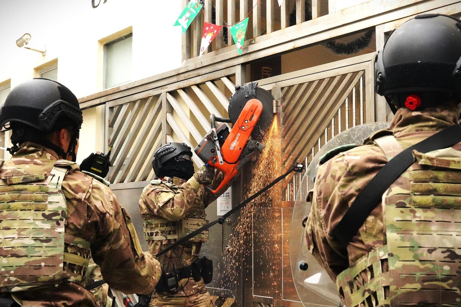 水警總區在社交平台表示，周四(12月14日)在離島舉行代號「快刀」的校園反恐演習，動員超過140名人員，並邀請到長洲國民學校師生一同參與