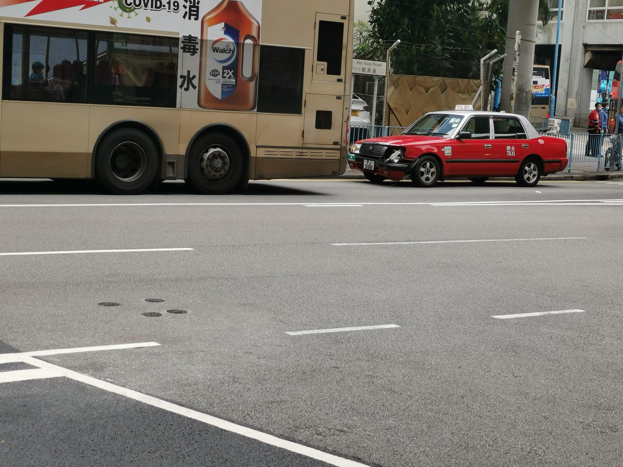 觀塘開源道迴旋處巴士的士互撼釀 一名女乘客受傷