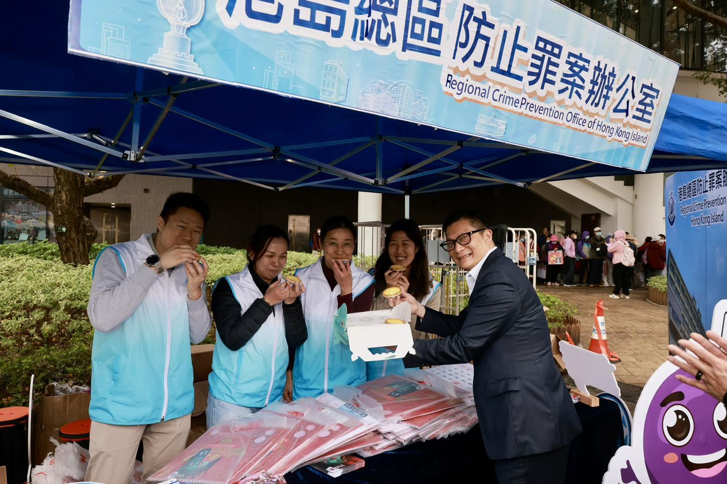 鄧炳強現身工展會 買蛋撻慰勞執勤同事 (@fb鄧炳強 Tang Ping Keung圖片)
