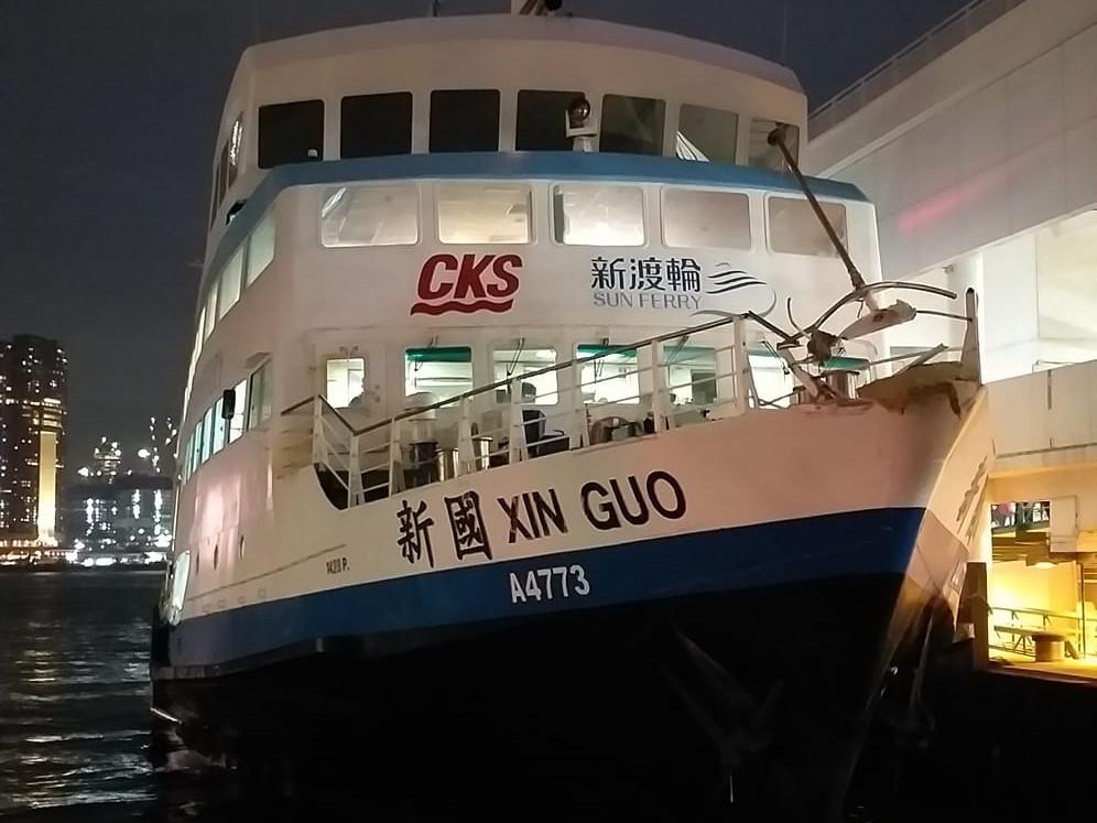 新渡輪撼中環碼頭 致船頭損毀 船上逾500乘客無人受傷 (@fb香港突發事故報料區/JS Siu圖片)