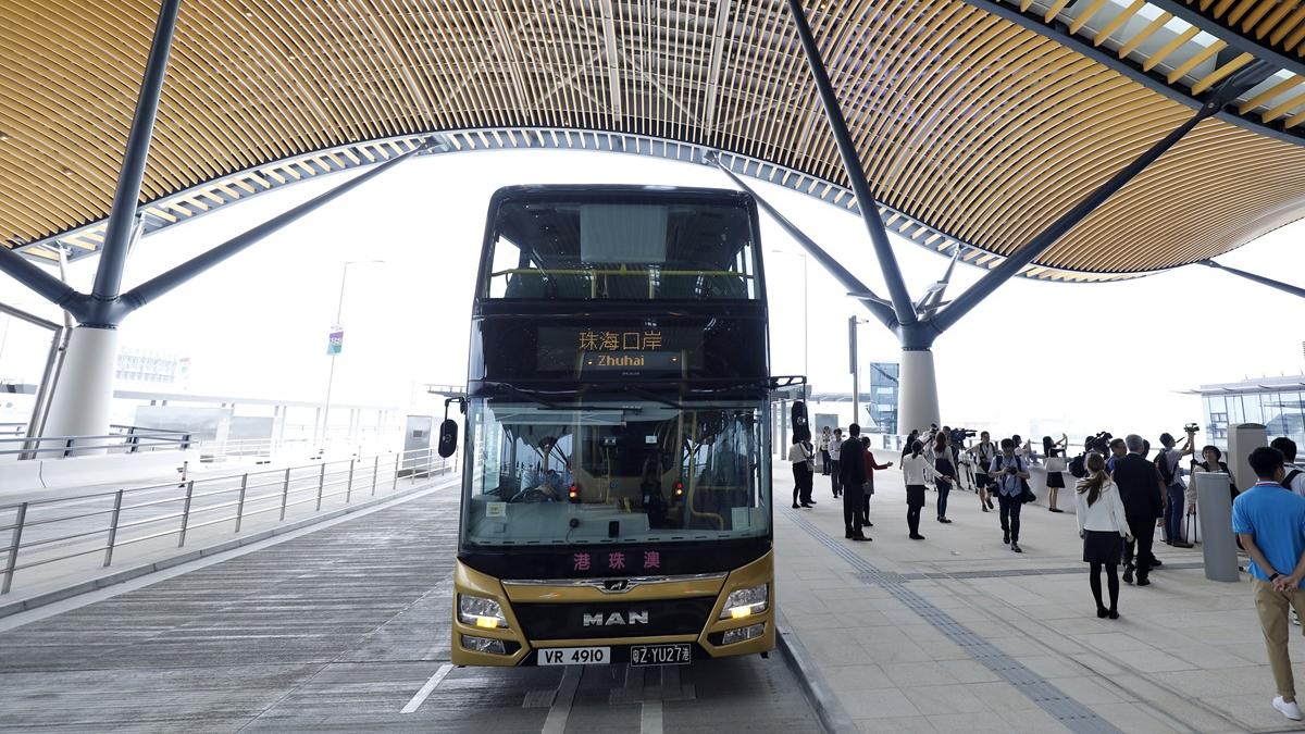 運輸署已要求大橋穿梭巴士營辦商加強服務。(資料圖片／林俊源攝)