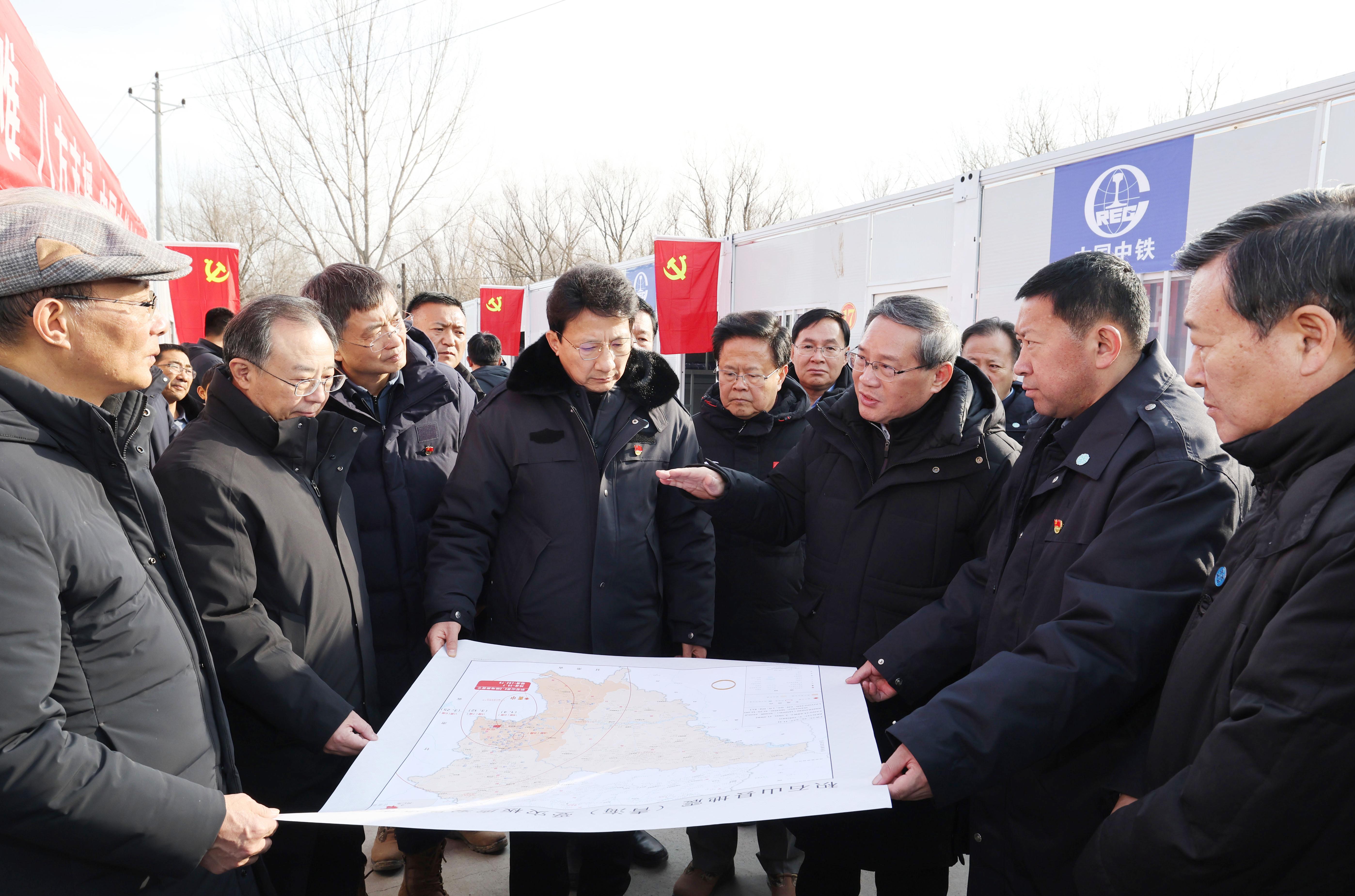 總理李強昨日(23日)到甘肅及青海地震災區視察，指導災民過冬安置和災後恢復重建等工作(新華社)