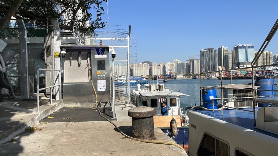 一名船員於屯門食水售賣站使用自動船舶食水售賣機。(政府新聞處圖)