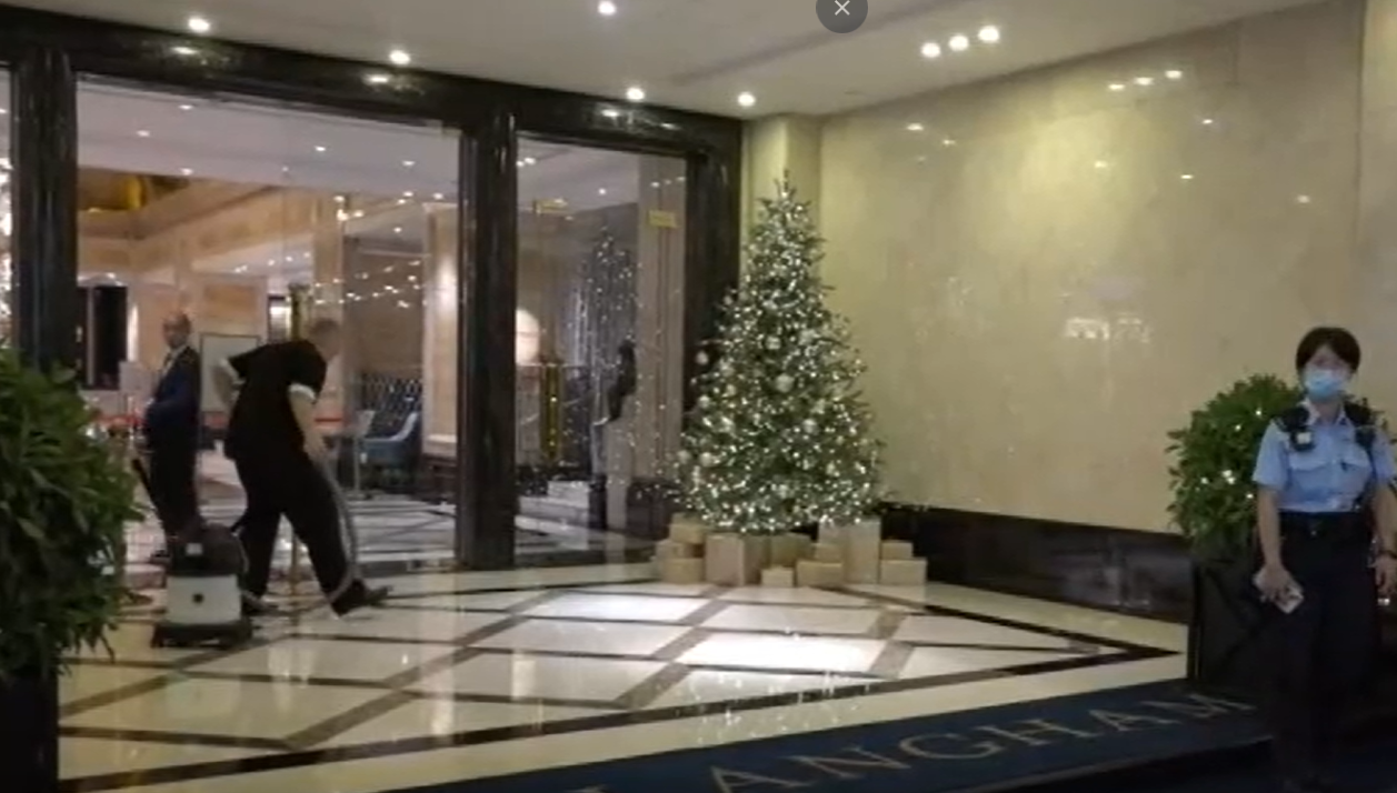 尖沙咀朗廷酒店爆玻璃 6員工割傷送院(NOW新聞台截圖)