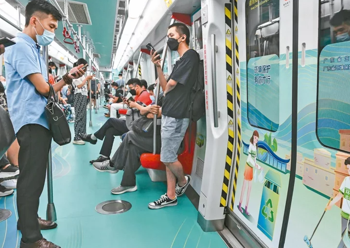  廣州地鐵修訂《廣州城市軌道交通管理條例》，將正式禁止在搭乘地鐵等公共交通時外放電子設備聲音，新條例於明年1月1日實施（中新社資料圖片）