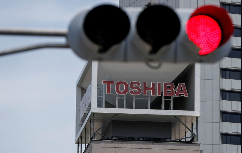 日本工業巨頭東芝公司(Toshiba) 因財報造假等醜聞纏身營運一落千丈，最終落得被收購易主的命運，今日(20日)正式由東京證券交易所和名古屋證券交易所退市，結束74年上市歷史。(路透社資料圖片)