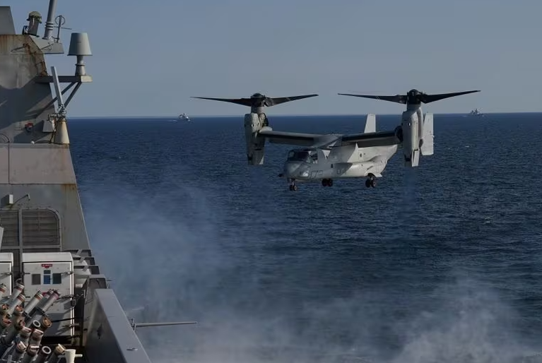 有關型號的魚鷹運輸機由波音公司生產，可垂直升降及在半空靜止。美國空軍特種作戰司令部有51架魚鷹機服役，海軍陸戰隊有400多架，海軍有27架。