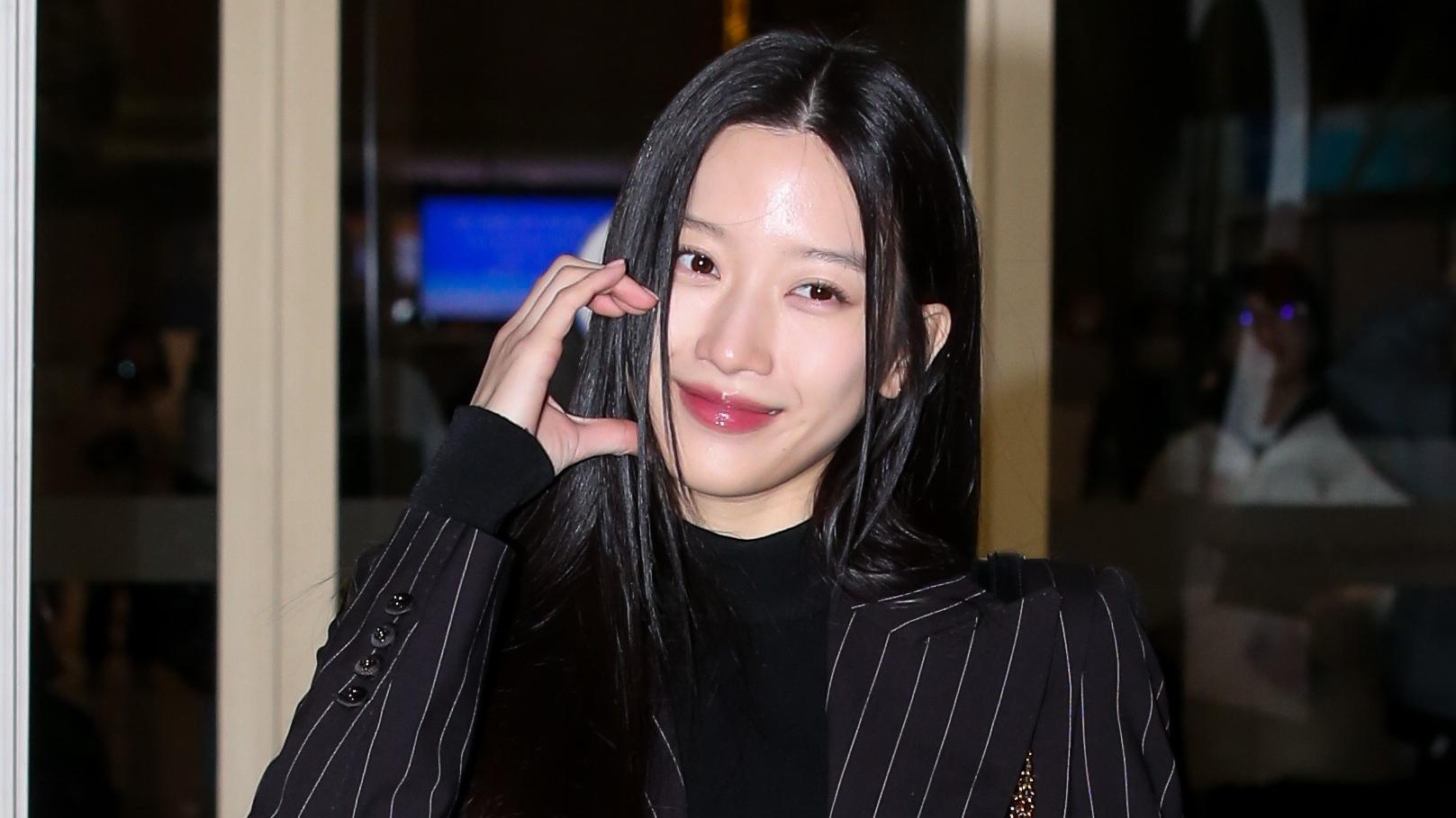 女神降臨｜文佳煐首度來港 現身尖沙咀出席品牌開幕活動