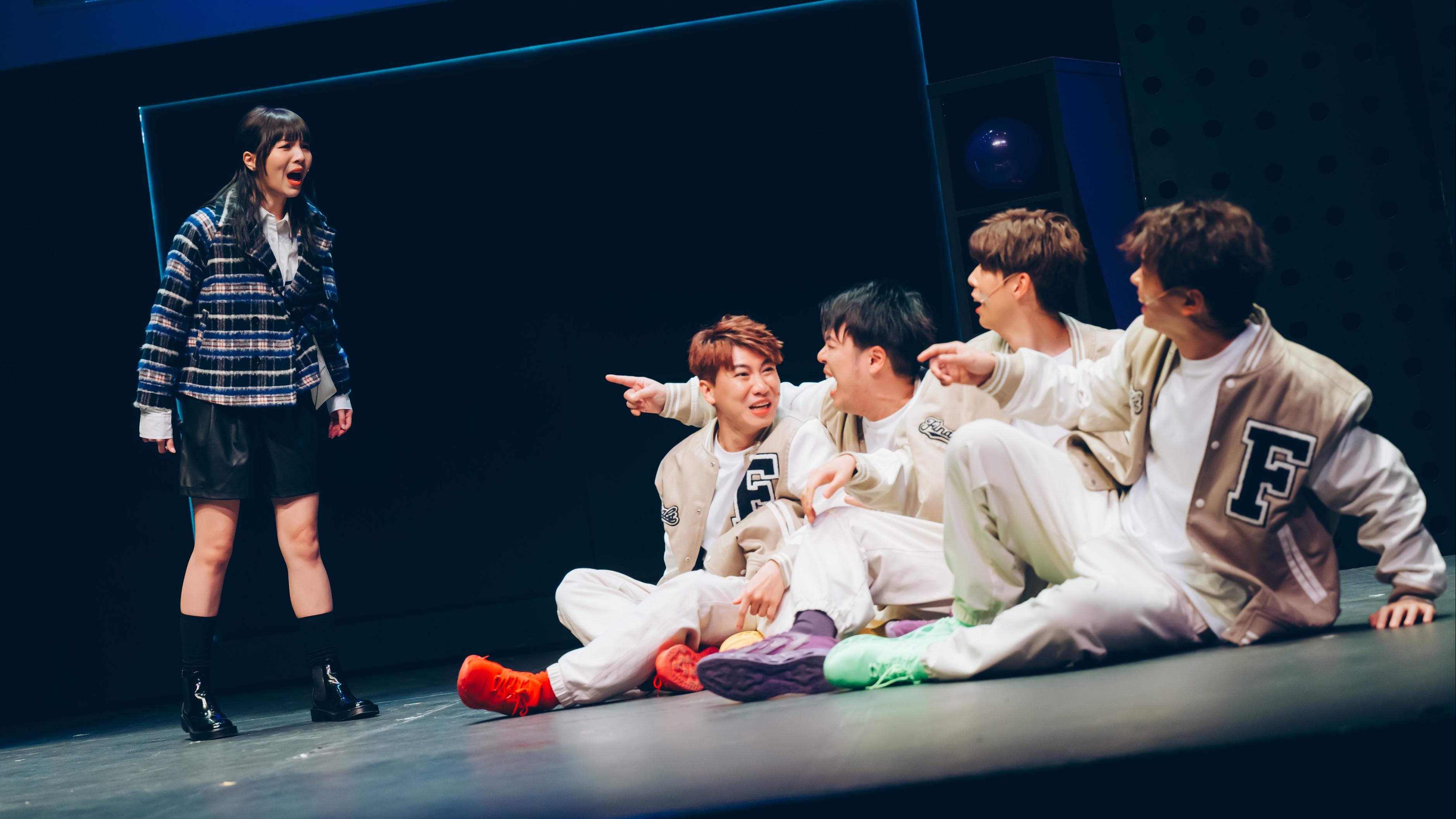 FINALLY舞台劇頭收胸圍 與阿冰互串放笑彈