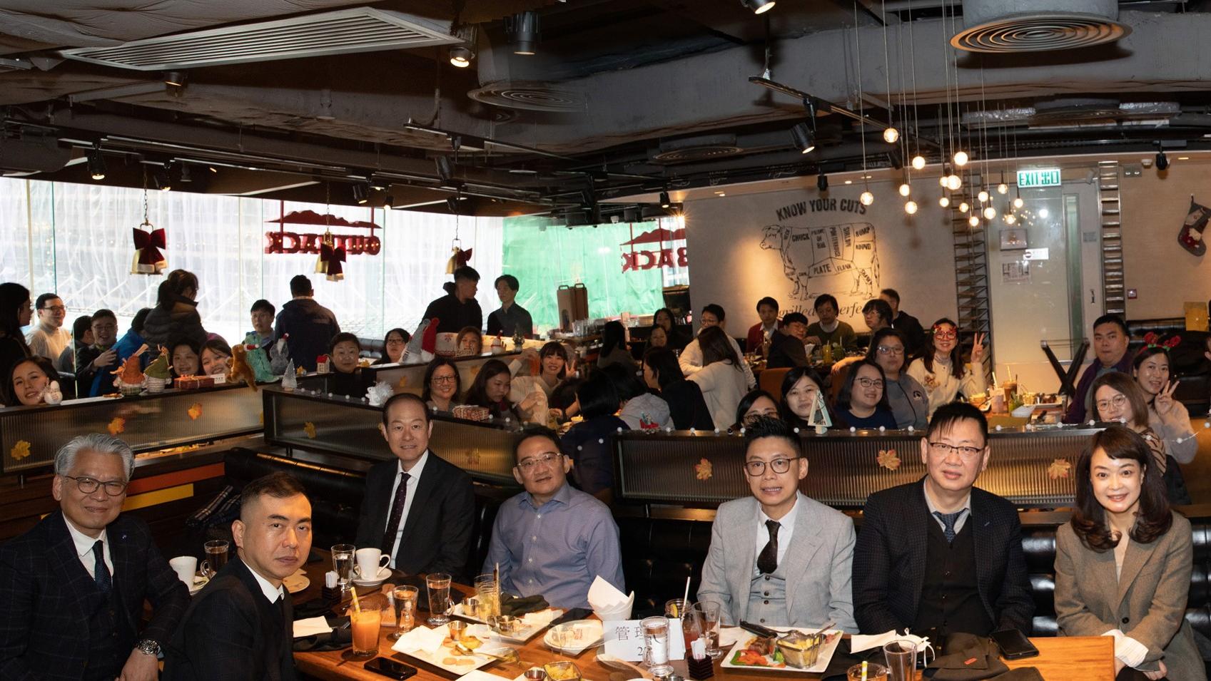 利嘉閣管理層與後勤同賀聖誕 聯歡午宴兼大抽奬 逾百員工盡興而歸｜代理動態