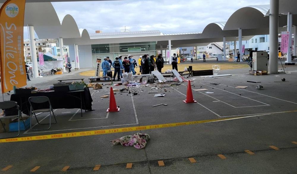 男子先駕車撞入日立市的活動場地。(X)