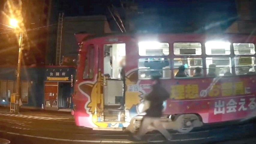 車長及時追上電車。(影片截圖)