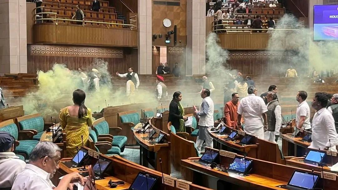 示威者走入印度國會議事廳內投放顏色煙。(X)