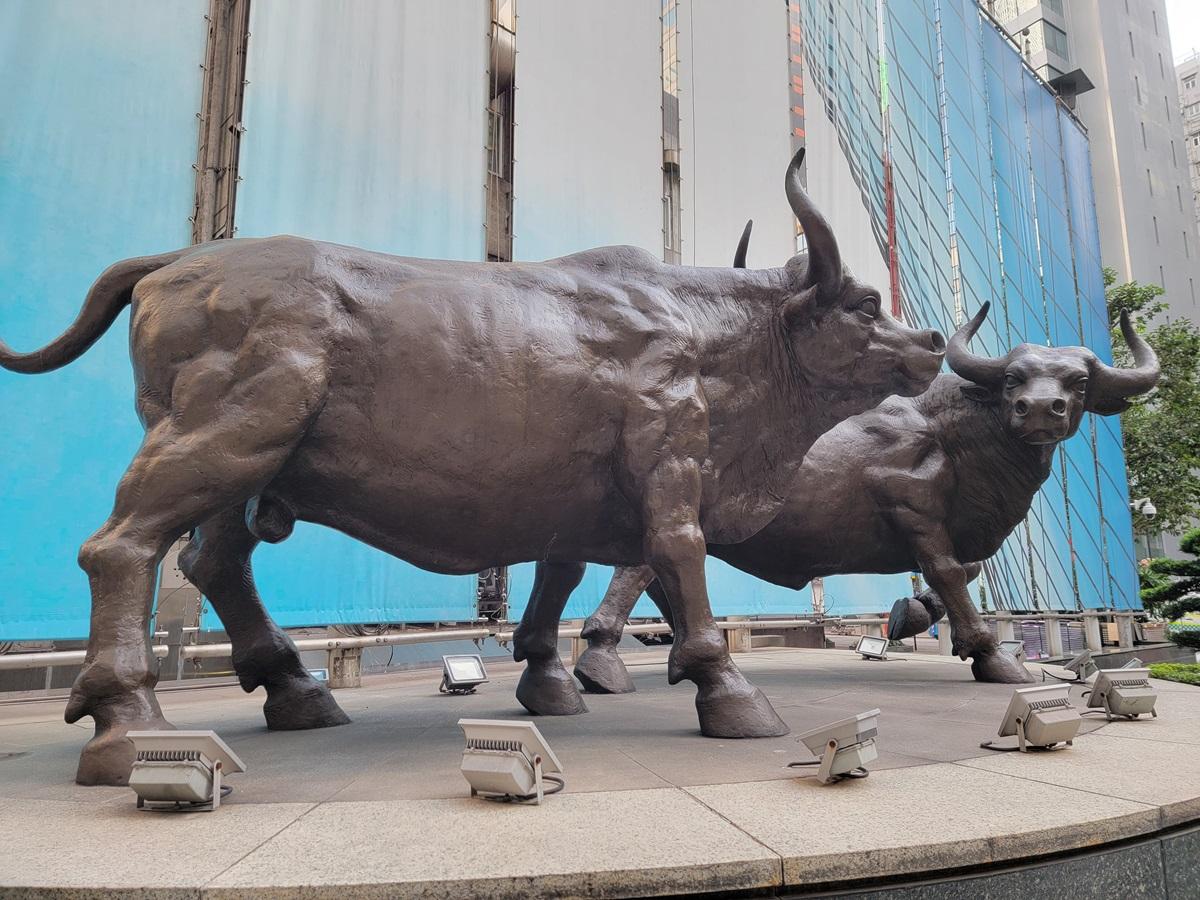 港股收市｜恒指彈173點 成交不足900億 北水沽貨