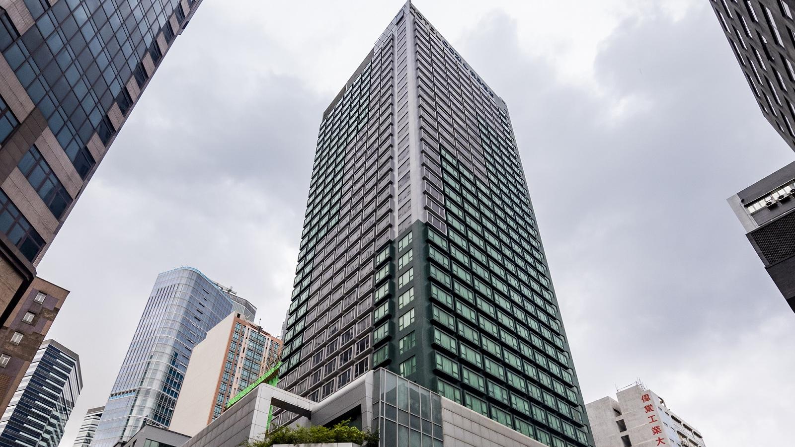 鄧成波家族持有的觀塘悅品海景酒店‧觀塘及中懋工業大廈大多數業權，分別以22.2億及1.8億元放售，共涉資24億元。(圖為悅品海景酒店‧觀塘)