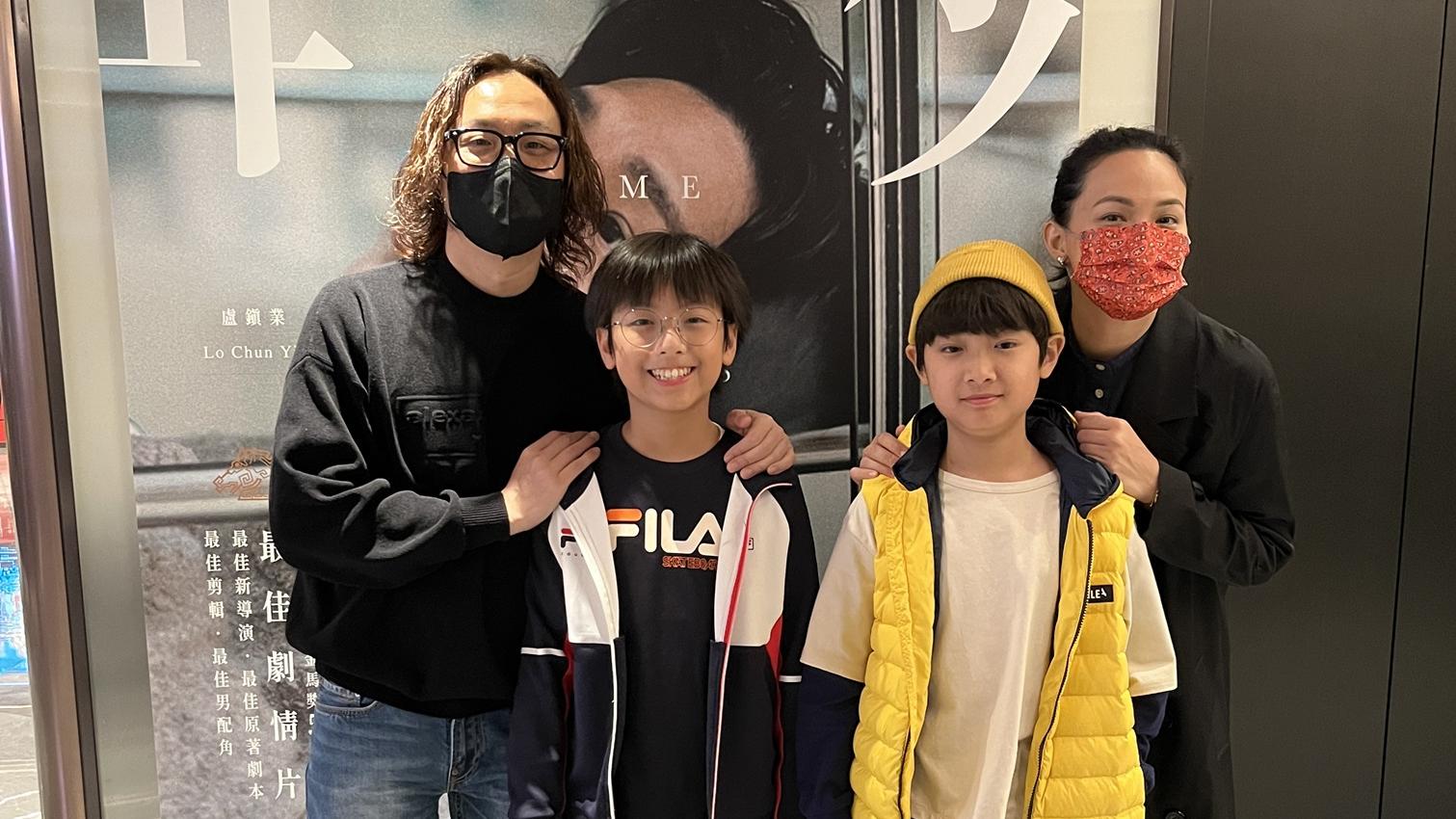 年少日記｜鄭中基「一家四口」團聚  黃梓樂墊定屁股等家法伺候