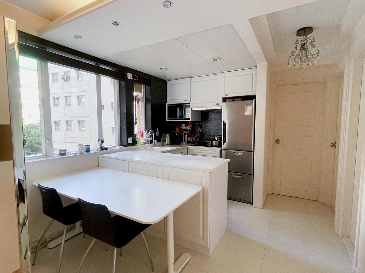 單位廚房採開放式設計，與大廳合二為一，令室內採光度極高。