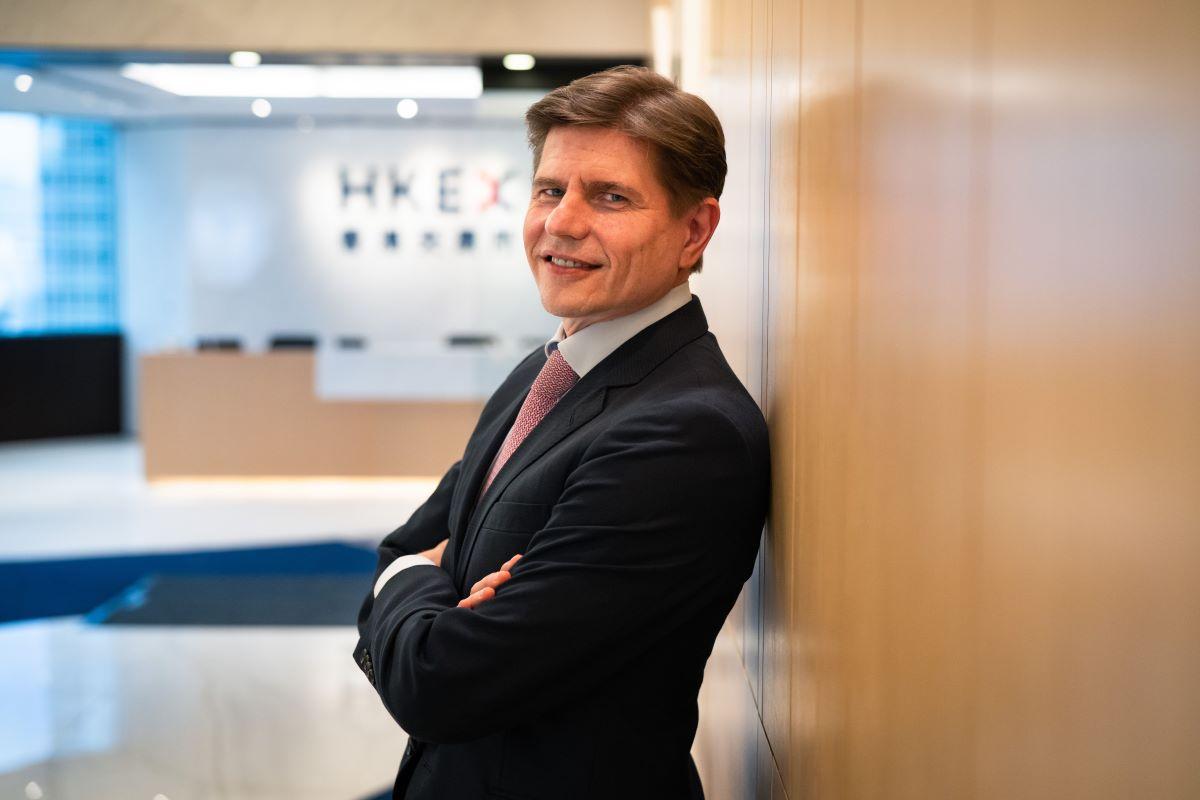 歐冠昇稱，全球對中國投資嚴重不足，香港市場有望變得更好。