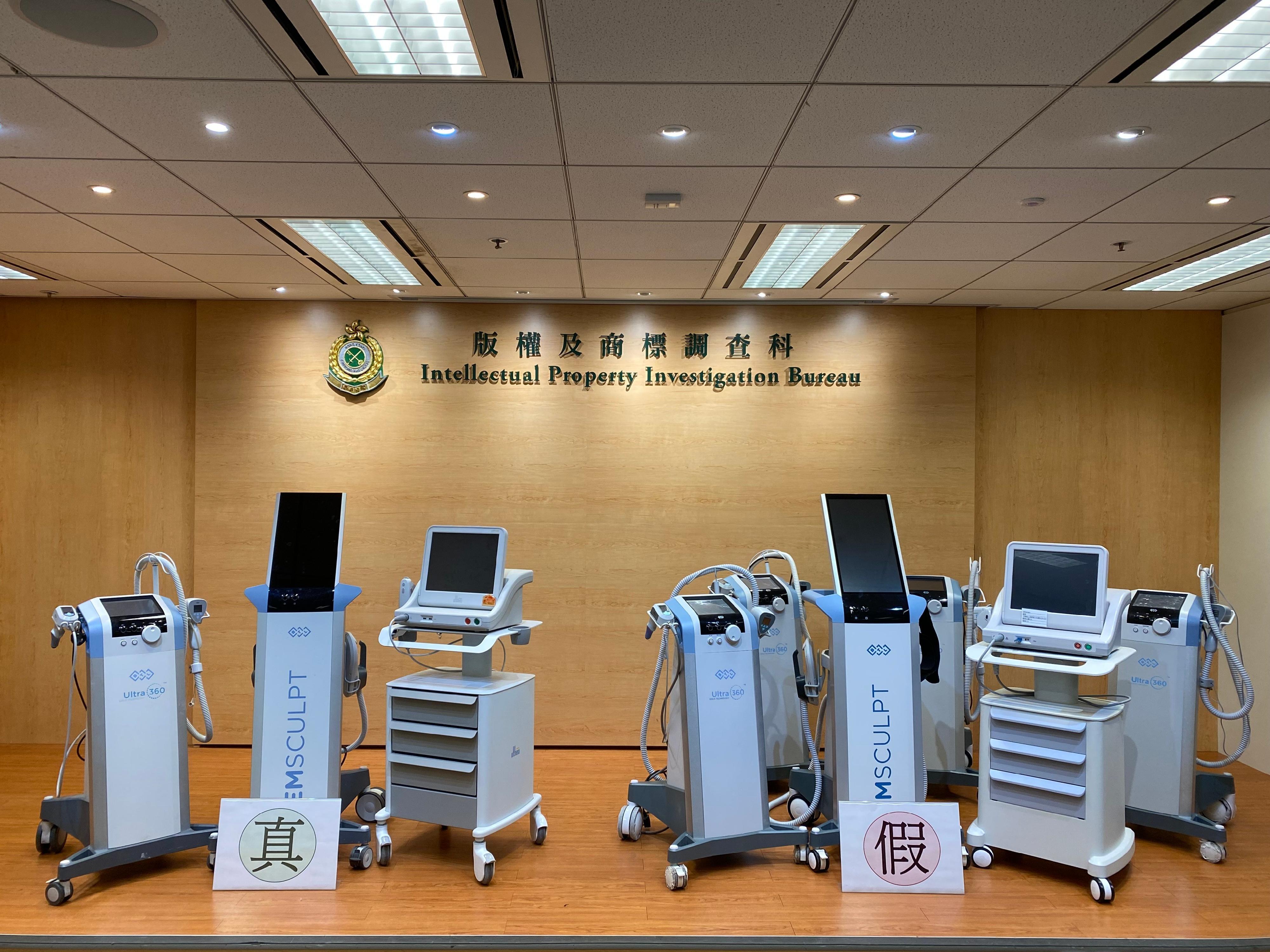 圖示檢獲的六部懷疑冒牌美容及瘦身儀器（右）。旁為三部正貨美容及瘦身儀器（左）。