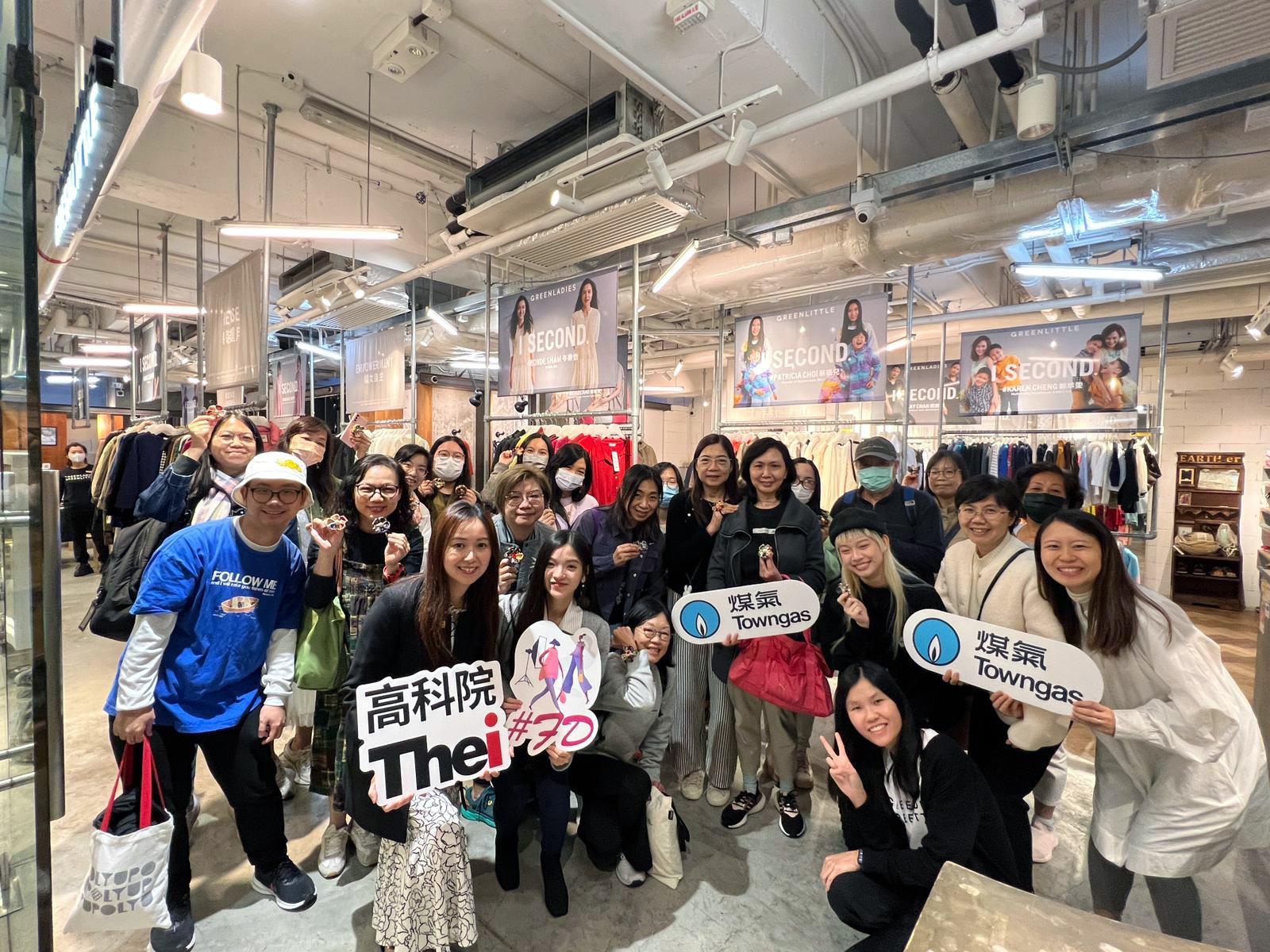 煤氣公司與 THEi 香港高等教育科技學院及聖雅各福群會社企Green Ladies 合作舉辦「衣物達人Mix & Match X聖誕日式飾物製作」環保工作坊，教授穿搭技巧及製作日式聖誕飾物，賦予舊衣物新生命。