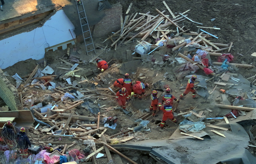 甘肅省臨夏回族自治州積石山縣午夜前發生6.2級地震，導致甘肅及青海兩省多地有強烈震感，增至逾百人死亡。(新華社)
