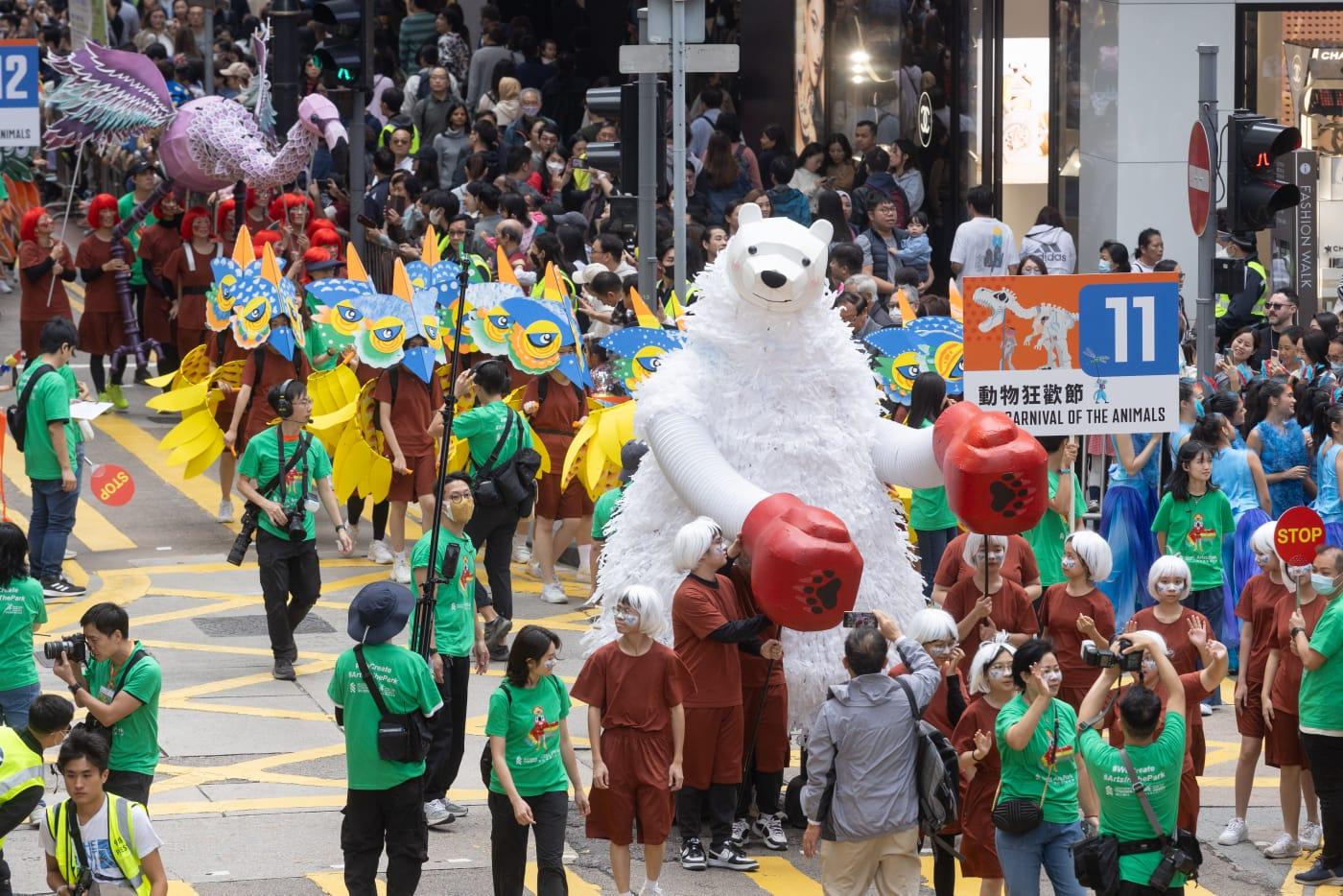 渣打藝趣嘉年華壓軸巡遊舉行 10座約4米高木偶行經銅鑼灣 （蘇文傑攝）