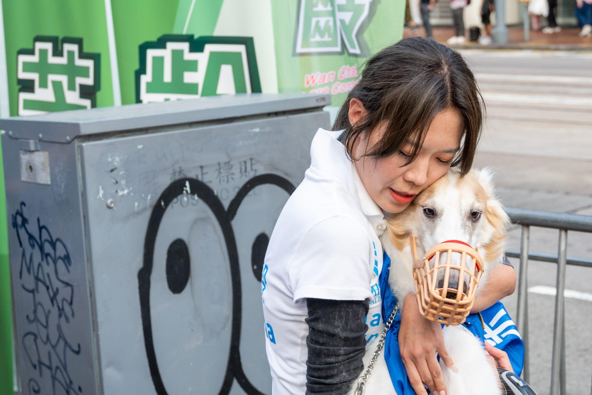 區議會選舉2023｜安德尊身在海外 宋芝齡帶愛犬拉票