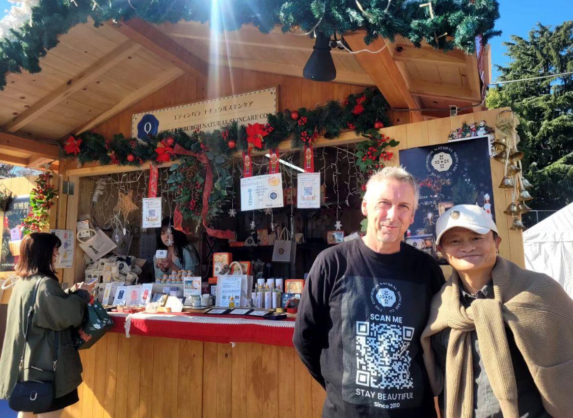 馬雲足跡｜馬雲東京行聖誕市集被「集郵」影合照。(爱丁堡颜萃／小紅書)