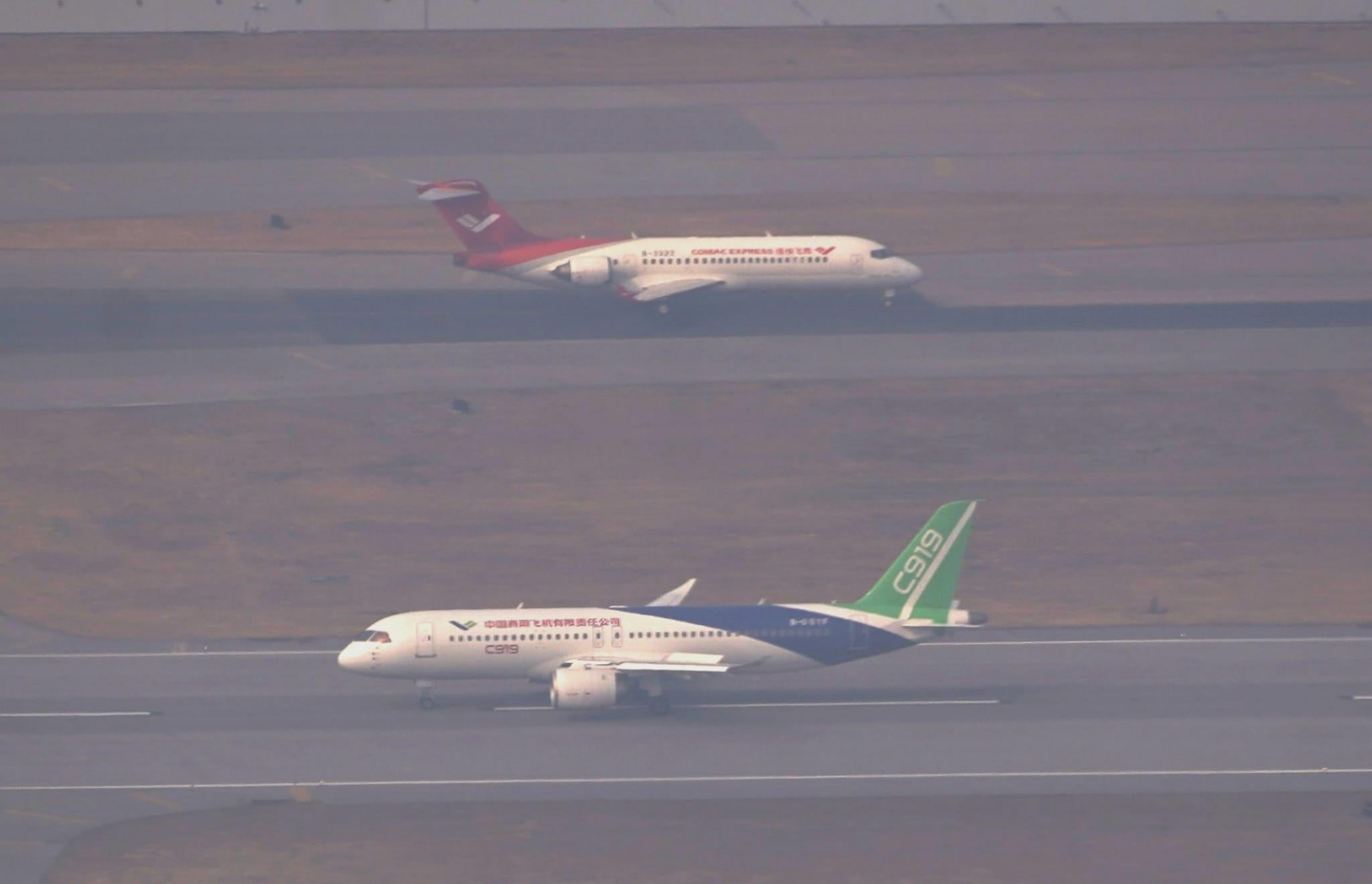 國產飛機C919及ARJ21下午抵港　機場以最高禮儀水門禮迎接