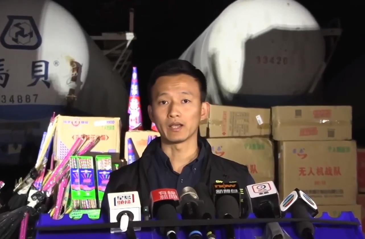 警方檢約200萬煙花 打擊非法燃放煙花 59歲男子被捕 (香港警察 Hong Kong Police 直播截圖)