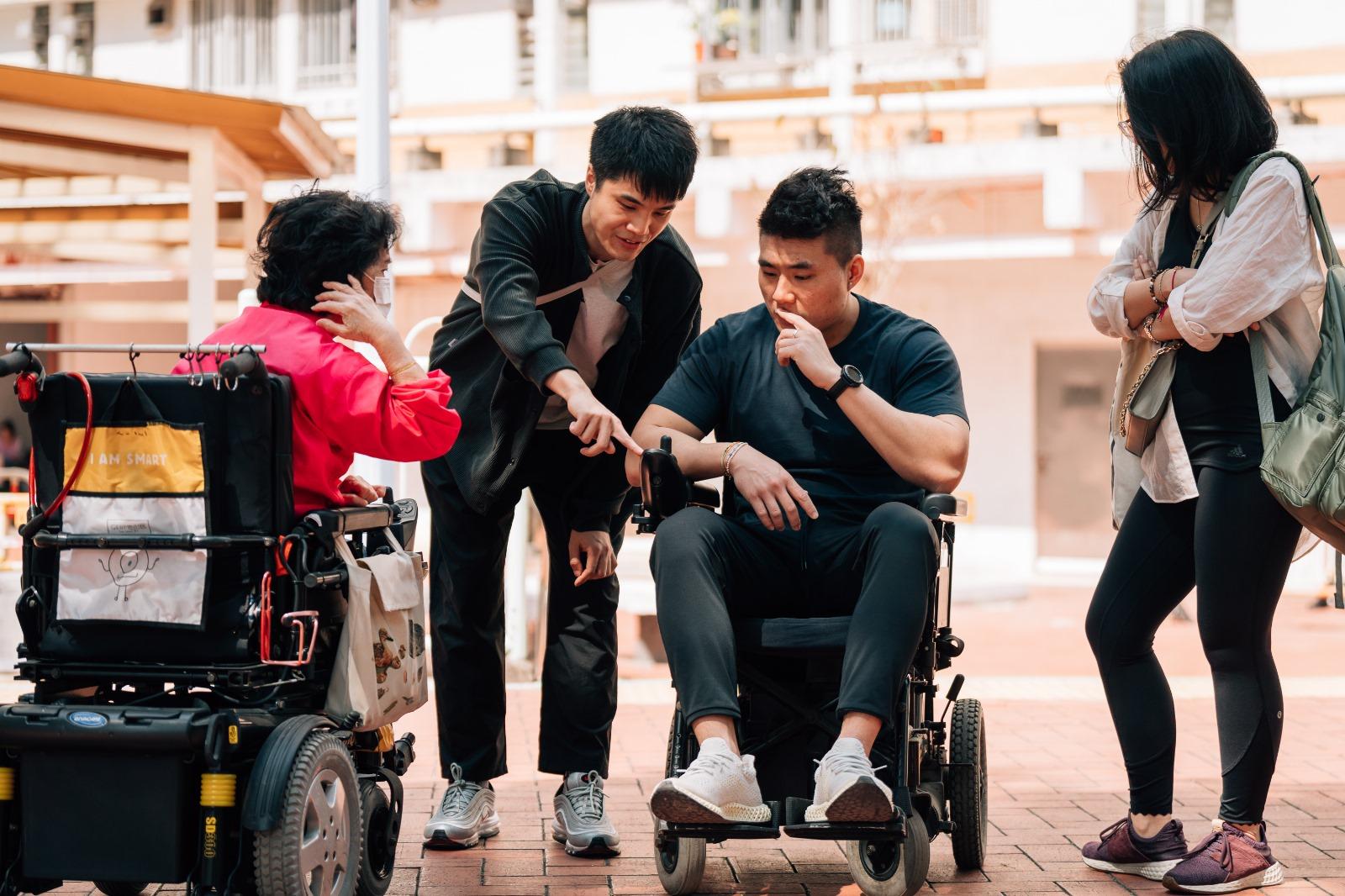 「雪中送炭計劃」的小型非牟利機構到訪其中一間獲選機構「自強協會」，共同學習和體驗輪椅人士的日常挑戰。（陳廷驊基金會提供照片）