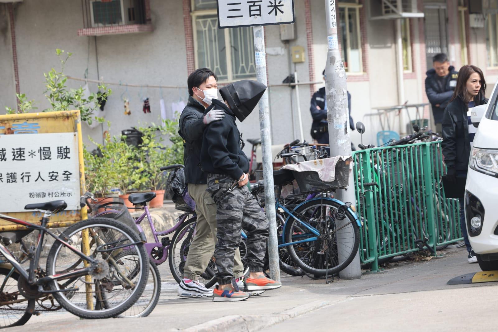 上水22歲內地碩士生伏屍街頭疑涉毒品派對　疑犯黑布蒙頭押返涉案村屋重組案情 (持續更新)