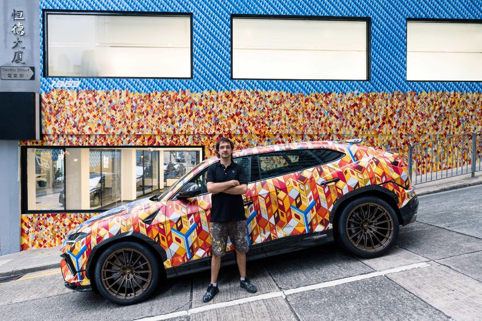 林寶堅尼香港藝術車慈善展 街頭藝術家Alex Croft 創作壁畫 Aka林保怡Man僧參與創作