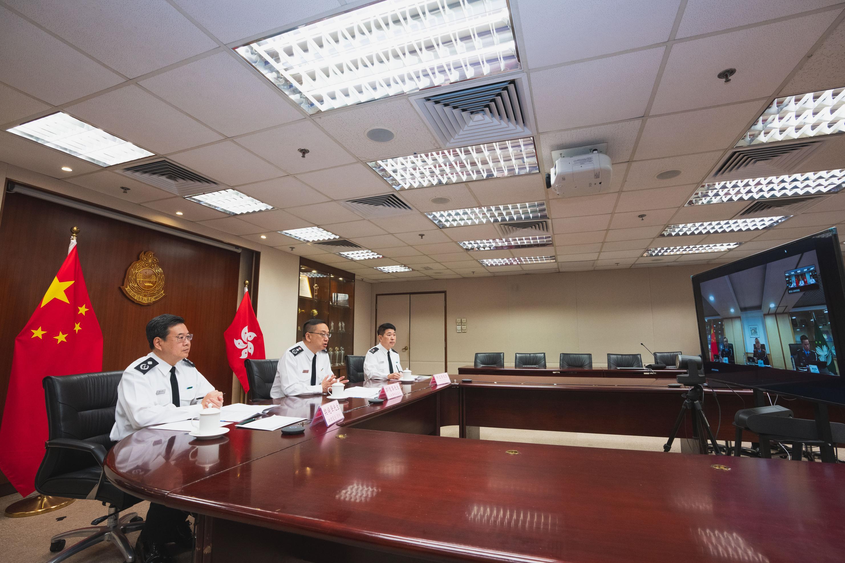 入境事務處處長郭俊峯（中）昨日（十二月五日）與澳門特別行政區治安警察局局長吳錦華就二○二三年區議會一般選舉投票日的出入境安排舉行視像會議。