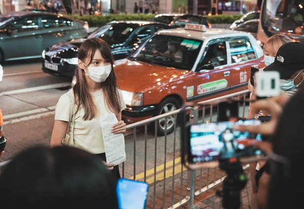 前香港眾志成員周庭於2020年涉違「勾結外國勢力罪」被國安處拘捕，事後獲准保釋，至今未被起訴(周庭ig)