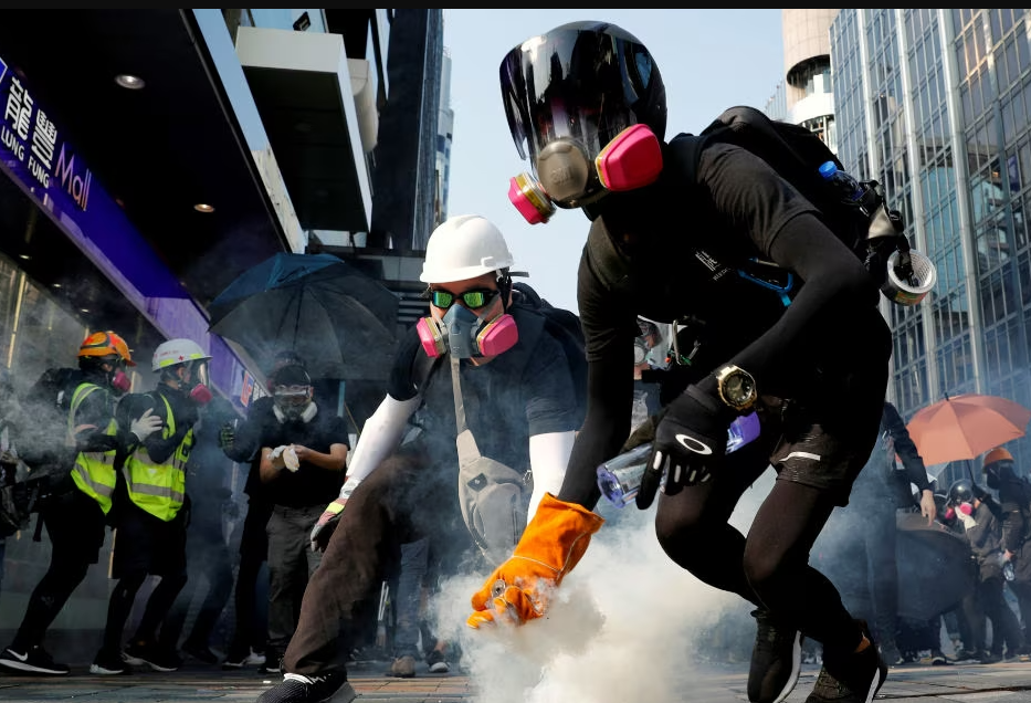 不少2019年反修例示威者從香港到英國尋求「庇護」，不過英國《衛報》周二(26日)報道，英國內政部被指多次「不合理地」拒絕香港示威者的庇護申請（路透社資料圖片）