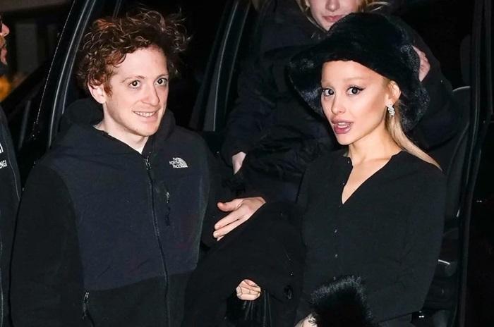 Ariana Grande帶新男友參加家人派對