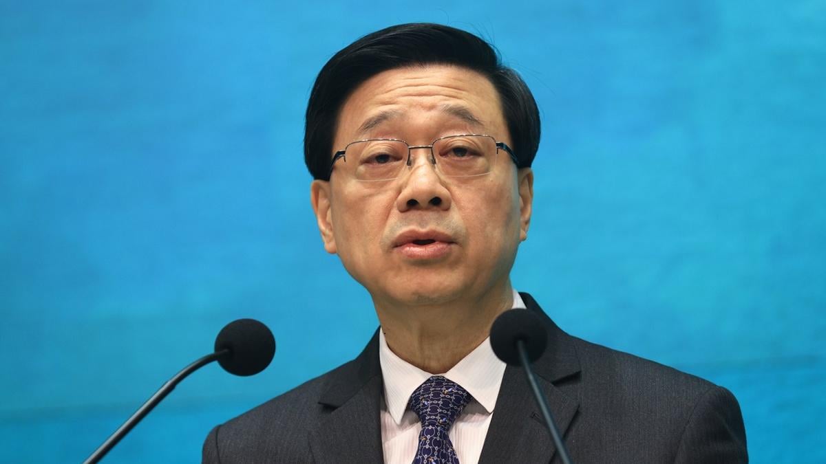 被問周庭是否由國安陪返內地，李家超回應指個案細節暫不便討論。(中通社)