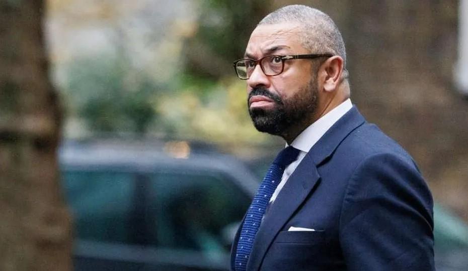 英國內政大臣祁湛明（James Cleverly）爆出失言風波，他被指以迷姦配偶來開玩笑，引發猛烈抨擊，有女權組織要求他下台，他其後透過發言人致歉。