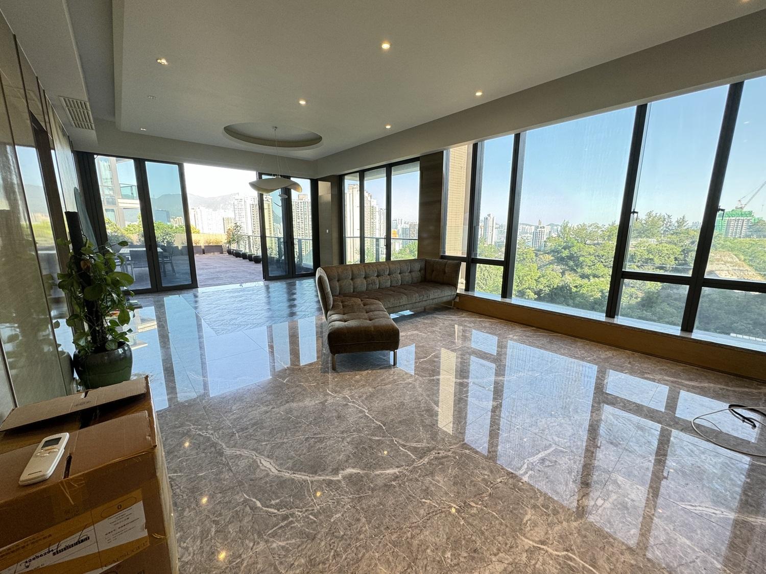 大廳與平台相連接，兩者之間以玻璃門作分隔，方便隨時將室內的華麗，與室外的綠意合而為一。